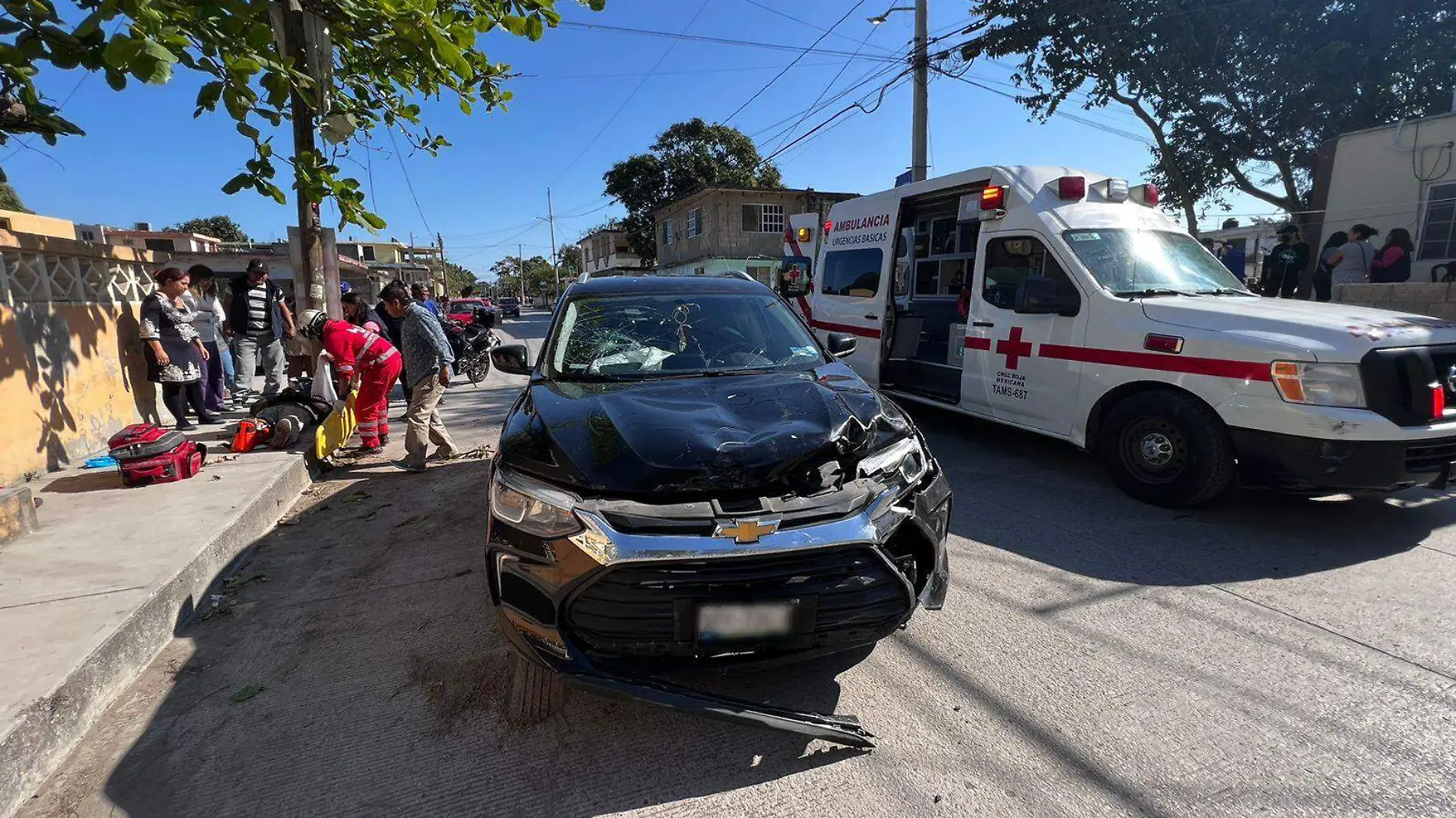 El choque en la colonia Hipódromo de Ciudad Madero dejó como saldo a un motociclista herido Cruz Roja delegación Zona Sur